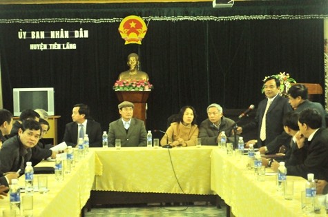 Quang cảnh trong buổi công bố các quyết định đình chỉ sinh hoạt Đảng và tạm đình chỉ công tác đối với ông Lê Văn Hiền và ông Nguyễn Văn Khanh (Ảnh: Tuấn Nam)